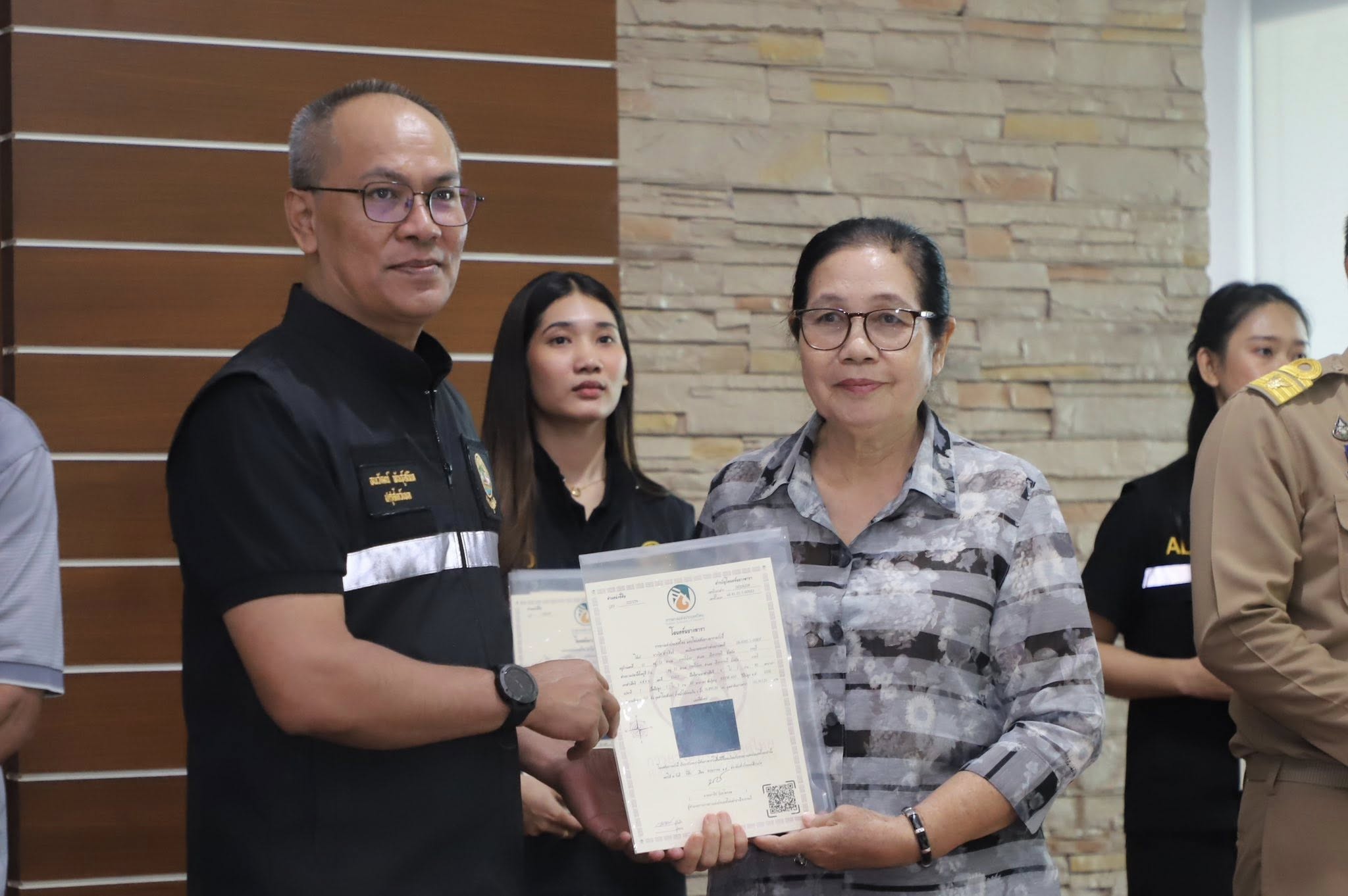 title - รมช.เกษตรฯ มอบโฉนดเพื่อการเกษตร โฉนดต้นไม้ ยกระดับที่ดินทำกินในกระบี่ หนุนเกษตรกรเข้าถึงแหล่งทุน